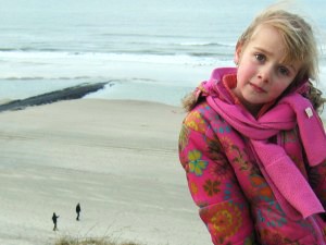 Vanaf het duin neerkijken, Marion en Janwillem op het strand